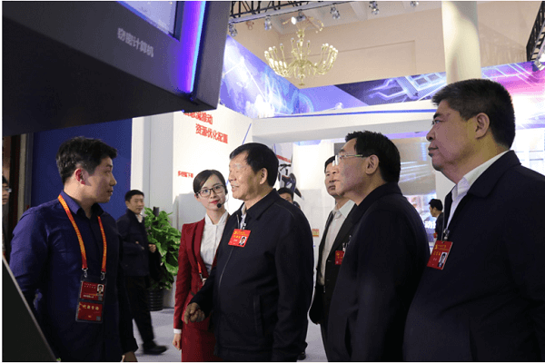 十九大代表在“砥砺奋进的五年”成就展上体验网络安全的新成果 十九大代表在“砥砺奋进的五年”成就展上体验网络安全的新成果